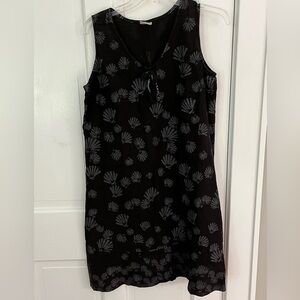 On White Black Grey Seashell Design 100% Cotton V Neck Dress Size Medium